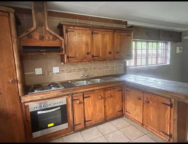 6 BEDROOM APARTMENT FOR SALE IN STANDERTON CENTRAL